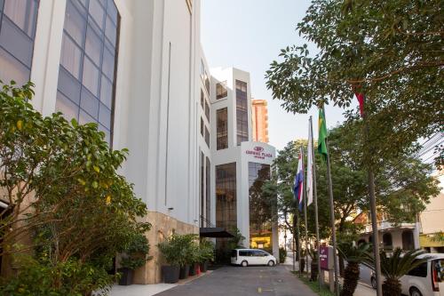 亚松森Crowne Plaza Asunción, an IHG Hotel的停在大楼前的白色汽车