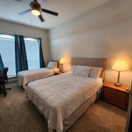 休斯顿Domain at Kirby的一间卧室配有两张床和吊扇