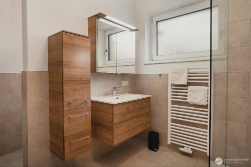布伦纳山口附近马特赖Stoacherhof Apartments的一间带水槽和镜子的浴室