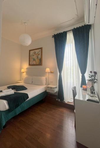 罗马Suitedream Vatican的一间卧室配有一张床和蓝色窗帘