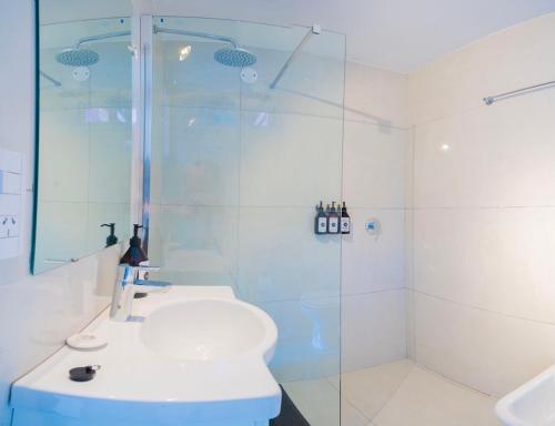 圣卡洛斯-德巴里洛切Destinar Apartments的带淋浴、卫生间和盥洗盆的浴室