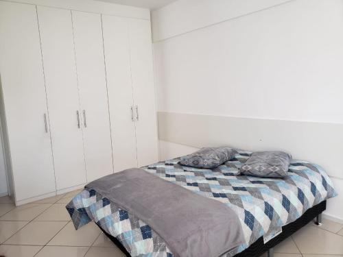 圣卡洛斯Spot Residence São Carlos 700m da USP的一间卧室配有一张带两个枕头的床