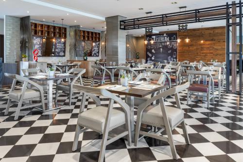 Tocumen机场皇冠酒店的一间位于一楼的餐厅,配有桌椅
