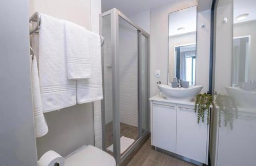 比勒陀利亚The Regency Cosy Apartment- 419的白色的浴室设有水槽和镜子