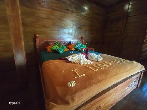 吉利特拉旺安Bale Sasak Bungalow的写在上面的幸福生日的字样,一张睡床