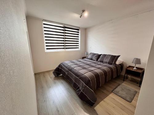 塔尔卡瓦诺Comoda Estadia en Talcahuano的一间卧室设有一张床和一个窗口