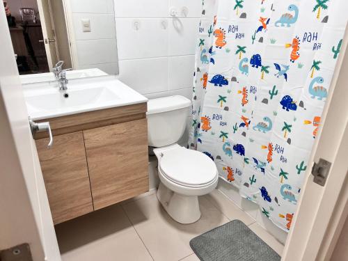 塔尔卡瓦诺Comoda Estadia en Talcahuano的浴室设有卫生间、水槽和淋浴帘