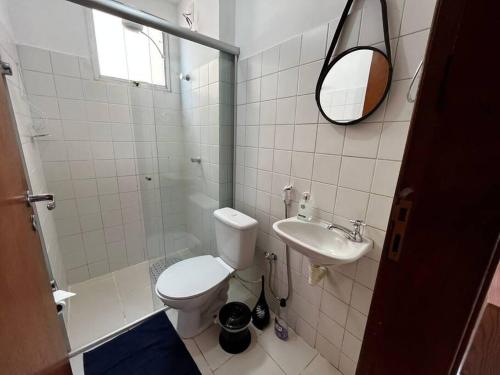 乌贝兰迪亚Apartamento inteiro próximo a Algar, Cargill, Aeroporto e UFU的一间带卫生间、水槽和镜子的浴室