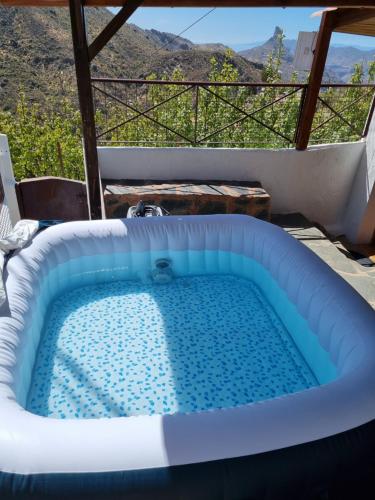 克鲁兹·德·特赫达Casa Los Manantiales的山景按摩浴缸