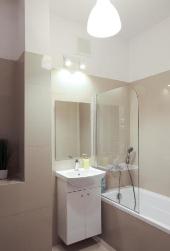 华沙ClickTheFlat Three Crosses Square Apart Rooms的白色的浴室设有水槽和浴缸。