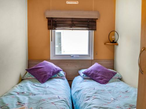 TarboltonMiddlemuir Retreat的小型客房 - 带2张床和窗户