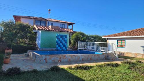 洛斯桑托斯Hacienda El Encanto的房屋前有游泳池的房子