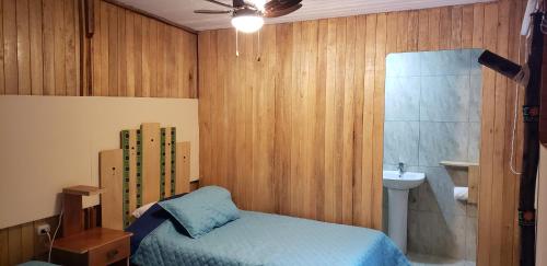 卡瓦纳科德Llahuar Lodge的一间卧室配有床、水槽和卫生间