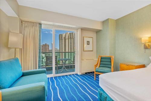 檀香山Castle at Ala Moana Hotel的酒店客房设有一张床和一个阳台。