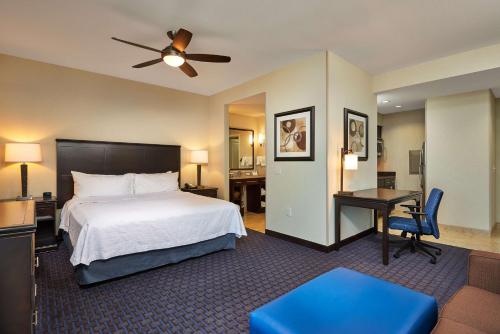 奥德萨敖德萨霍姆伍德套房酒店的配有一张床和一张书桌的酒店客房