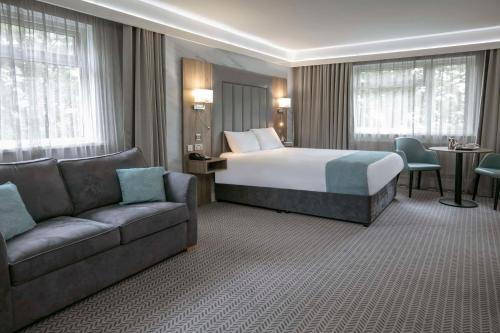 布里真德Best Western Premier Heronston Hotel & Spa的酒店客房,配有床和沙发