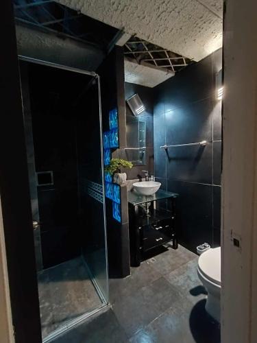 波哥大habitaciones disponibles en una casa en el norte de la ciudad, a 5 minutos del portal norte的带淋浴、卫生间和盥洗盆的浴室