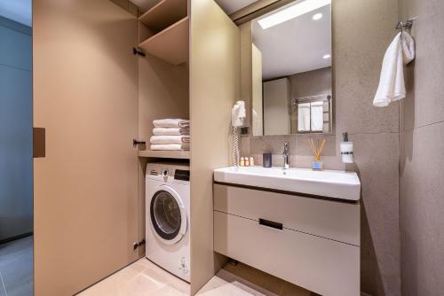 安塔利亚Casamax Suites的一间带水槽和洗衣机的浴室
