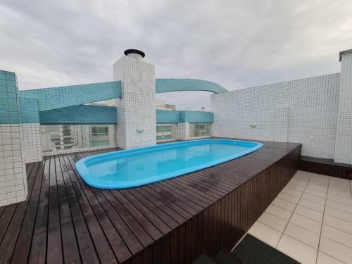 卡庞达卡诺阿Apartamento pé na areia e piscina的一座游泳池,位于带建筑物的甲板上