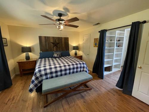 North ForkBigfoot Cabin Hot Tub Game Room Sleeps up to 16的一间卧室配有一张床和吊扇