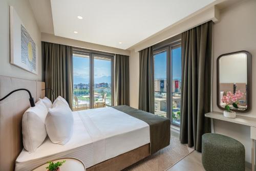 安塔利亚Casamax Suites的酒店客房设有一张床和一个大窗户