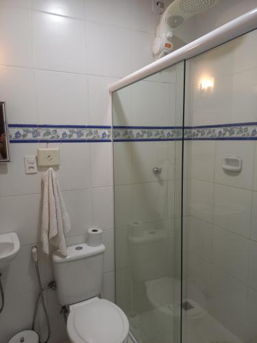 曼加拉蒂巴Pousada do Sossego Conceição de Jacareí的一间带卫生间和玻璃淋浴间的浴室