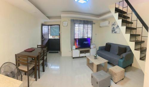 巴科洛德2 Bedroom townhouse in Bacolod City的客厅配有沙发和桌子