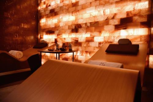 圣何塞德尔卡沃Solaz, a Luxury Collection Resort, Los Cabos的一间设有两张桌子和砖墙的餐厅