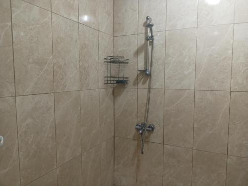 格克切达镇Avcı Pansiyon的浴室内配有淋浴和头顶淋浴