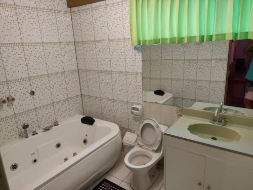 齐克拉约HOTEL REY DE ORO的带浴缸、卫生间和盥洗盆的浴室