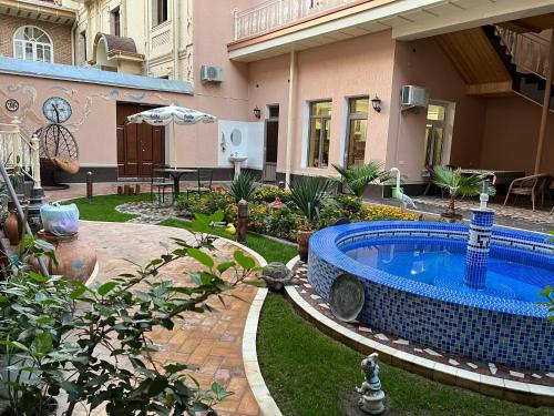 撒马尔罕Hotel Billuri Sitora的一座房子的院子内的游泳池