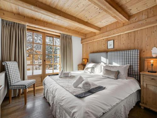 瓦勒迪泽尔Chalet Val-d'Isère, 6 pièces, 9 personnes - FR-1-567-104的卧室设有一张白色大床和一扇窗户。