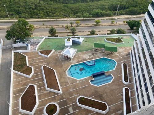 波拉马尔Apartamento Vista al Mar的大楼游泳池的顶部景色