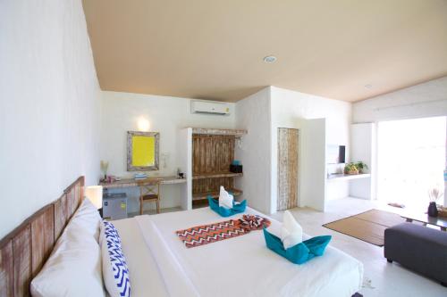 通萨拉Lime N Soda Beachfront Resort的客厅配有白色的沙发和桌子