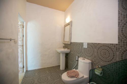 通萨拉Lime N Soda Beachfront Resort的一间带卫生间和水槽的浴室