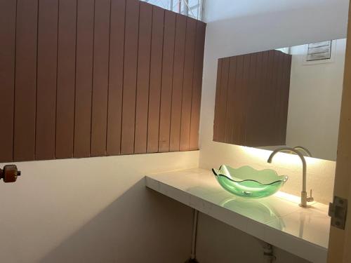 清迈Sleep CNX的浴室设有水槽上的绿色碗
