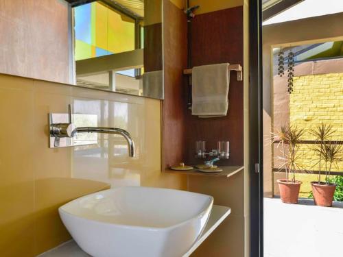 NānodraGreenescape villa at Kensville Golf living的一间带白色水槽和窗户的浴室