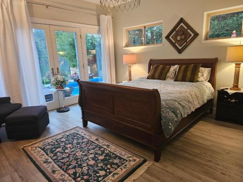 莱迪史密斯luxury ocean dock pool villa的一间卧室设有一张大床和一个大窗户