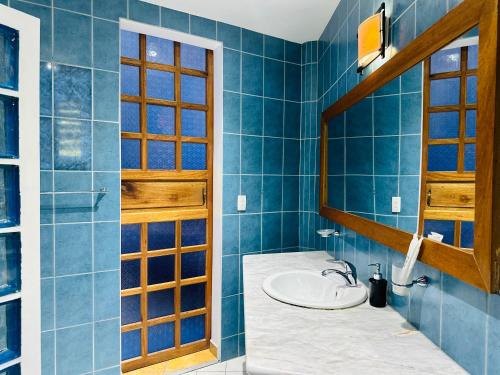 长滩岛艾萨托海滩度假村的蓝色的浴室设有水槽和镜子