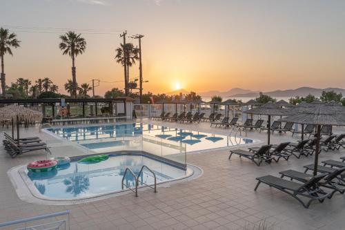 蒂加基阿克缇蒂密斯酒店的一座位于度假村的游泳池,享有日落美景