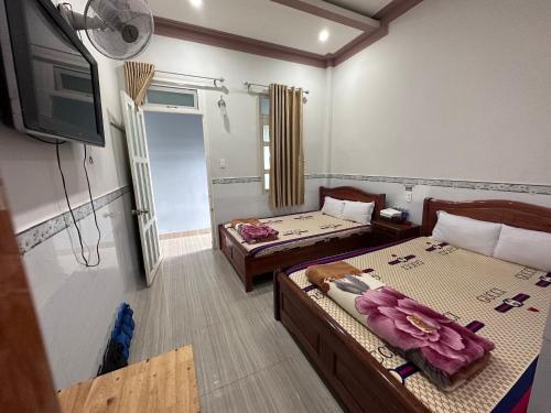 保禄Motel Khánh Vy的一间酒店客房,设有两张床和电视