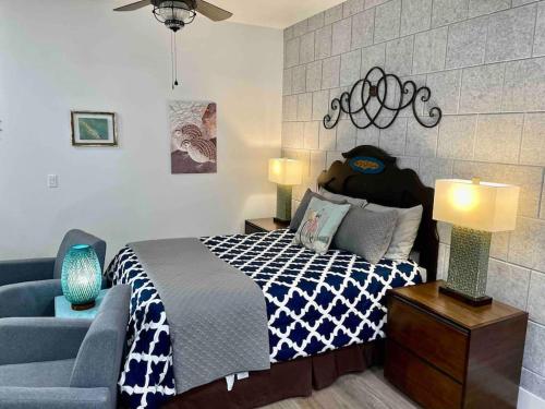 阿赫瓦尼Quail Suite HOT TUB BBQ Sleeps 2的一间卧室配有一张床和一张蓝色的沙发
