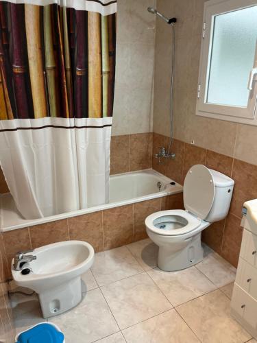 普拉加德阿罗Amplio Apartamento con acceso directo a piscina的一间带卫生间和淋浴帘的浴室