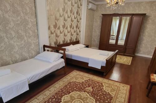 阿拉木图Almaty guest house的客房设有两张床和吊灯。
