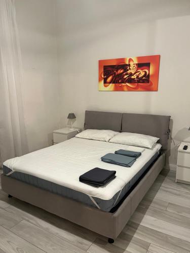 蒙特卡蒂尼泰尔梅Grazioso appartamento in zona centrale.的一间卧室配有一张床,上面有两条毛巾