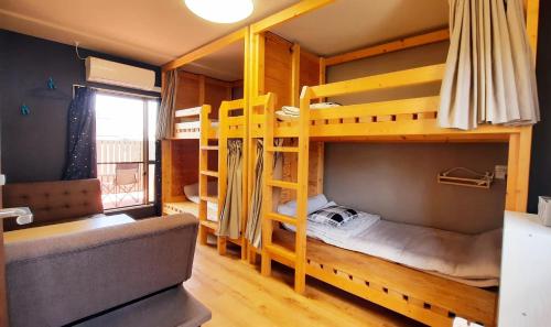 大阪您的旅馆的客房设有两张双层床和一张沙发。