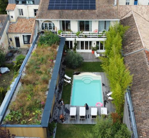 波尔多Les pénates bordelaises - Maison d'hôtes - Guesthouse的享有带游泳池的房屋后院的空中景致
