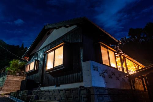 直岛町Naoshima Juju Art House　直島ジュジュアートハウス的夜夜夜亮的房子