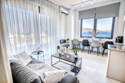 AiándionMaison Poème - Luxury Apartments的客厅配有沙发和桌子