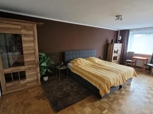 比勒费尔德Marcel's Appartement的一间卧室配有一张床、一张桌子和一个窗户。